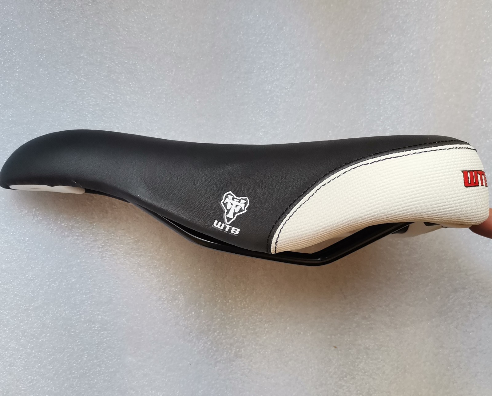 NEW OLD STOCK WTB SPEED V SADDLE WIDE 160MM BLACK WHITE MTB CITY TOURING BIKE