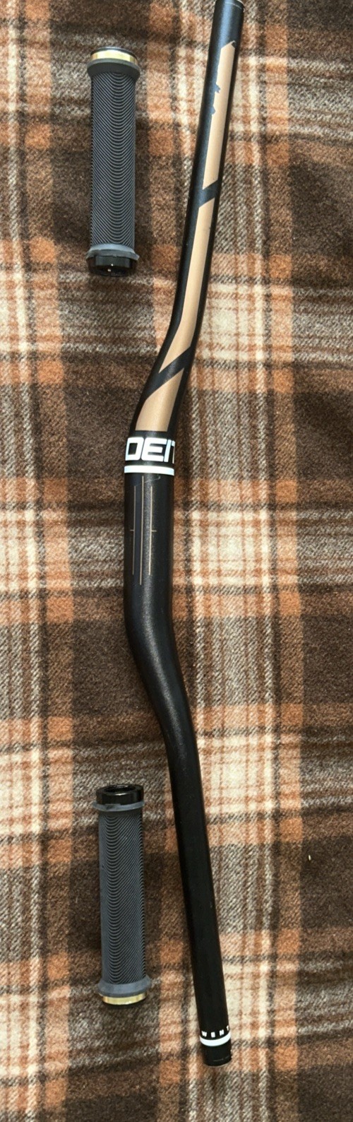 Deity Handlebar & Sensus Grips (Twenty.14 19 L05 800 25R 35 MTB Handlebar)