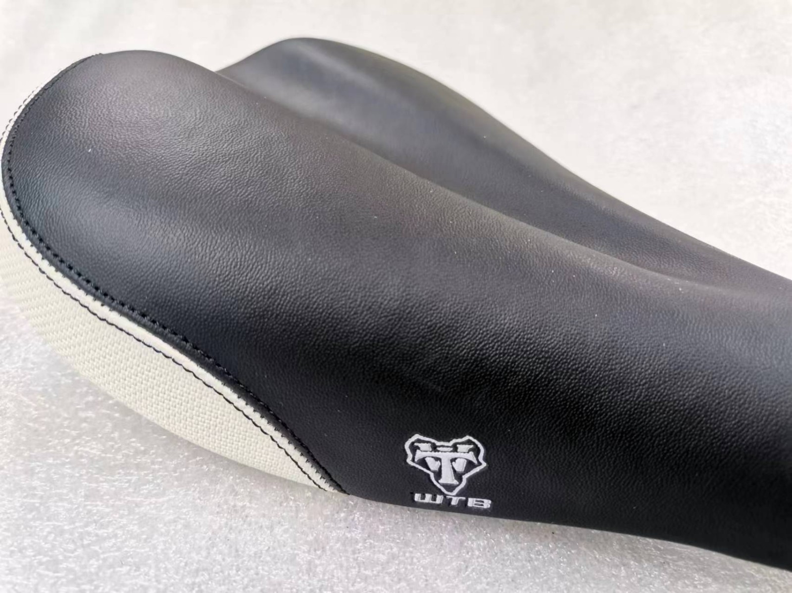 NEW OLD STOCK WTB SPEED V SADDLE SEAT WIDE 160MM BLACK WHITE MTB TOURING BIKE