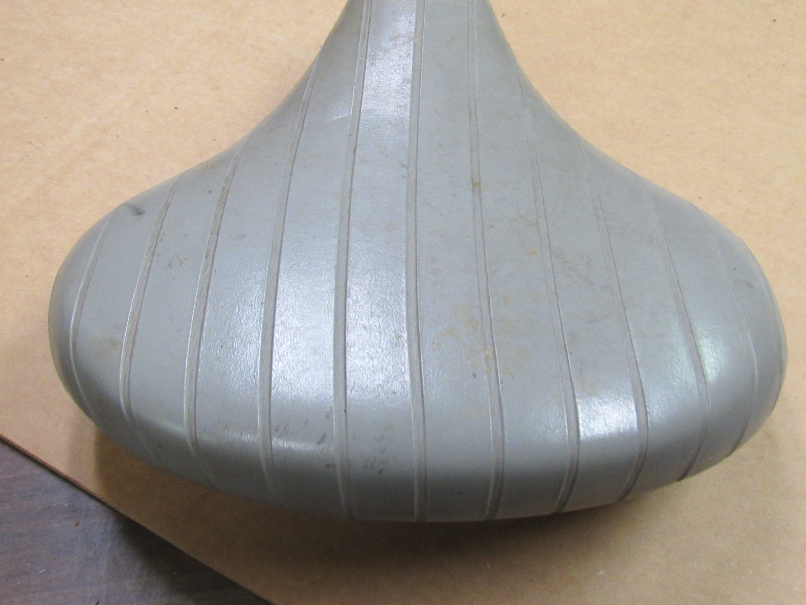 VINTAGE PERSONS GRAY FAUX OR REAL LEATHER OR VINYL OVERSIZED BICYCLE SEAT