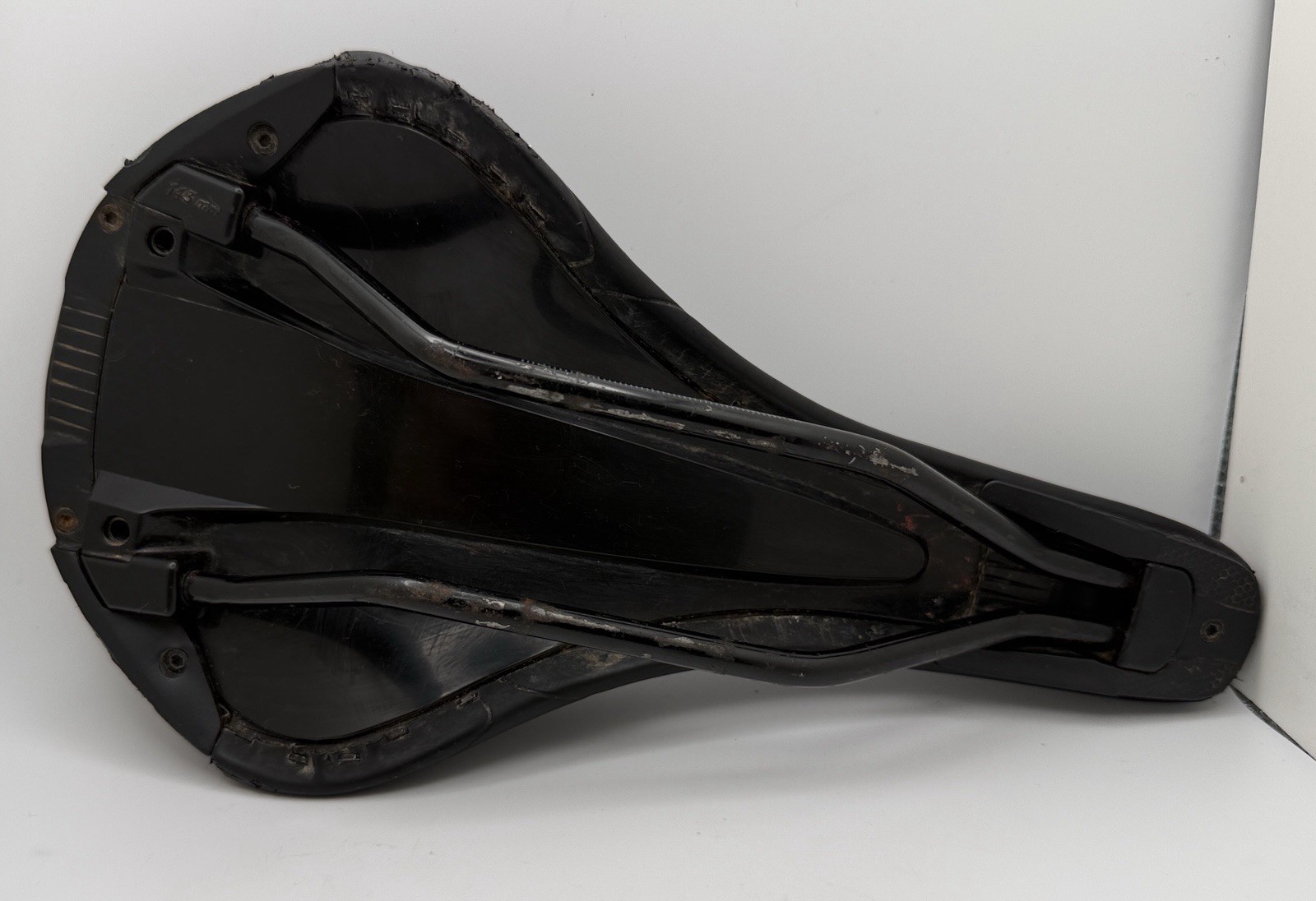 Specialized Henge Black Bike Saddle Seat 143mm Width, 7x7mm Rails