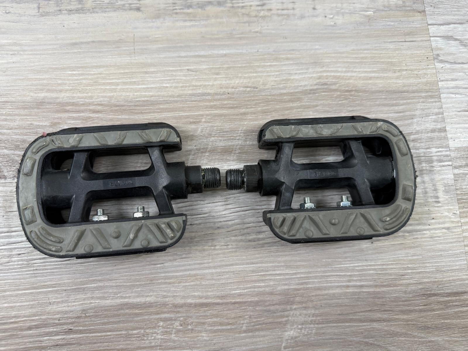 Dimension City Pedals – Platform, Plastic, 9/16″ Gray/Black LU-206