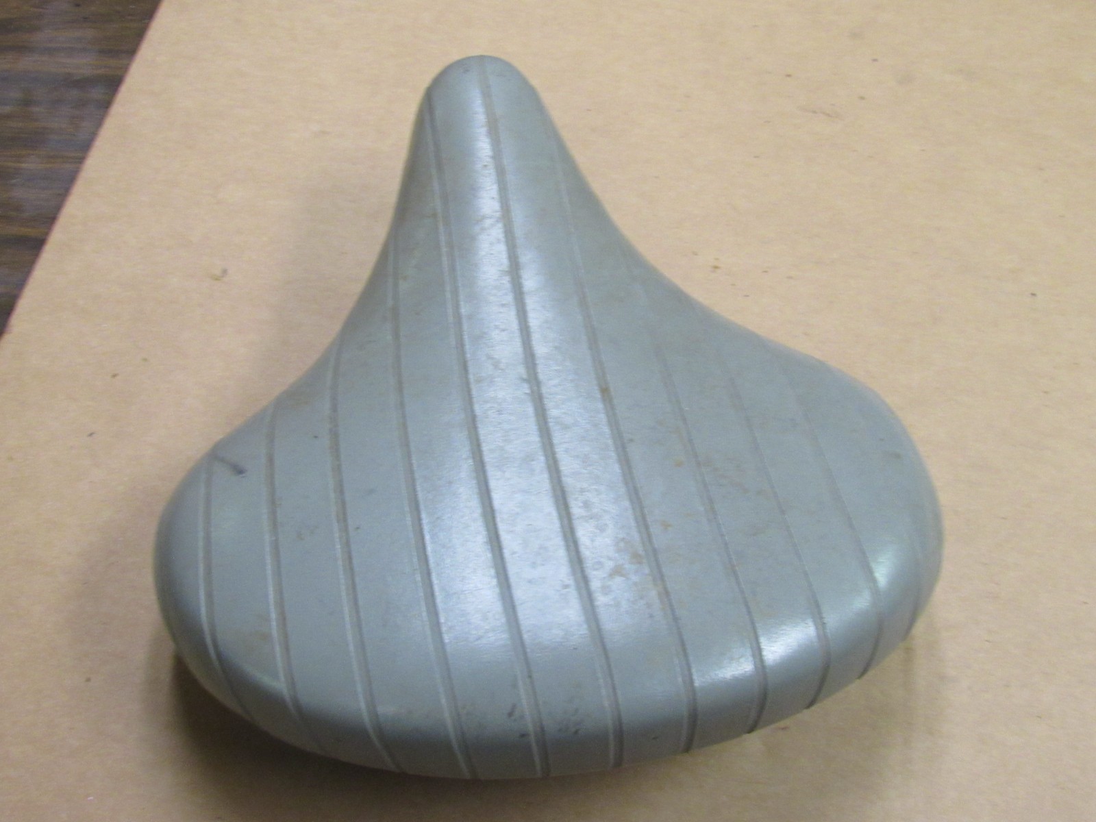 VINTAGE PERSONS GRAY FAUX OR REAL LEATHER OR VINYL OVERSIZED BICYCLE SEAT
