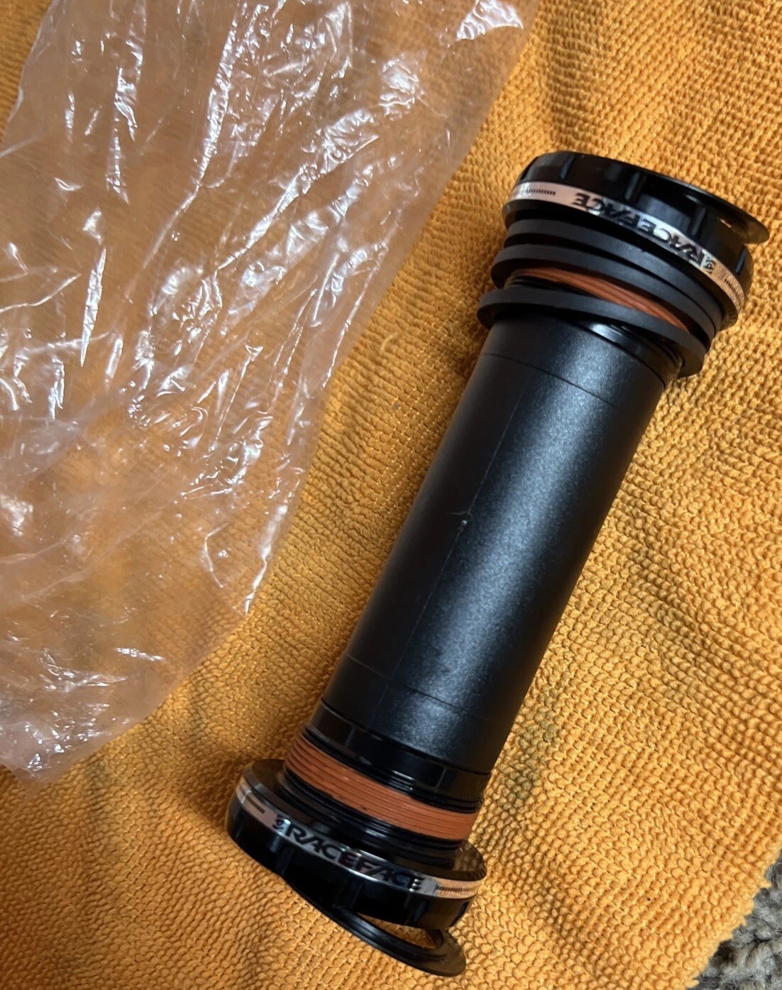 RaceFace CINCH Bottom Bracket BB BSA 100mm Shell x 30mm Spindle External Seal