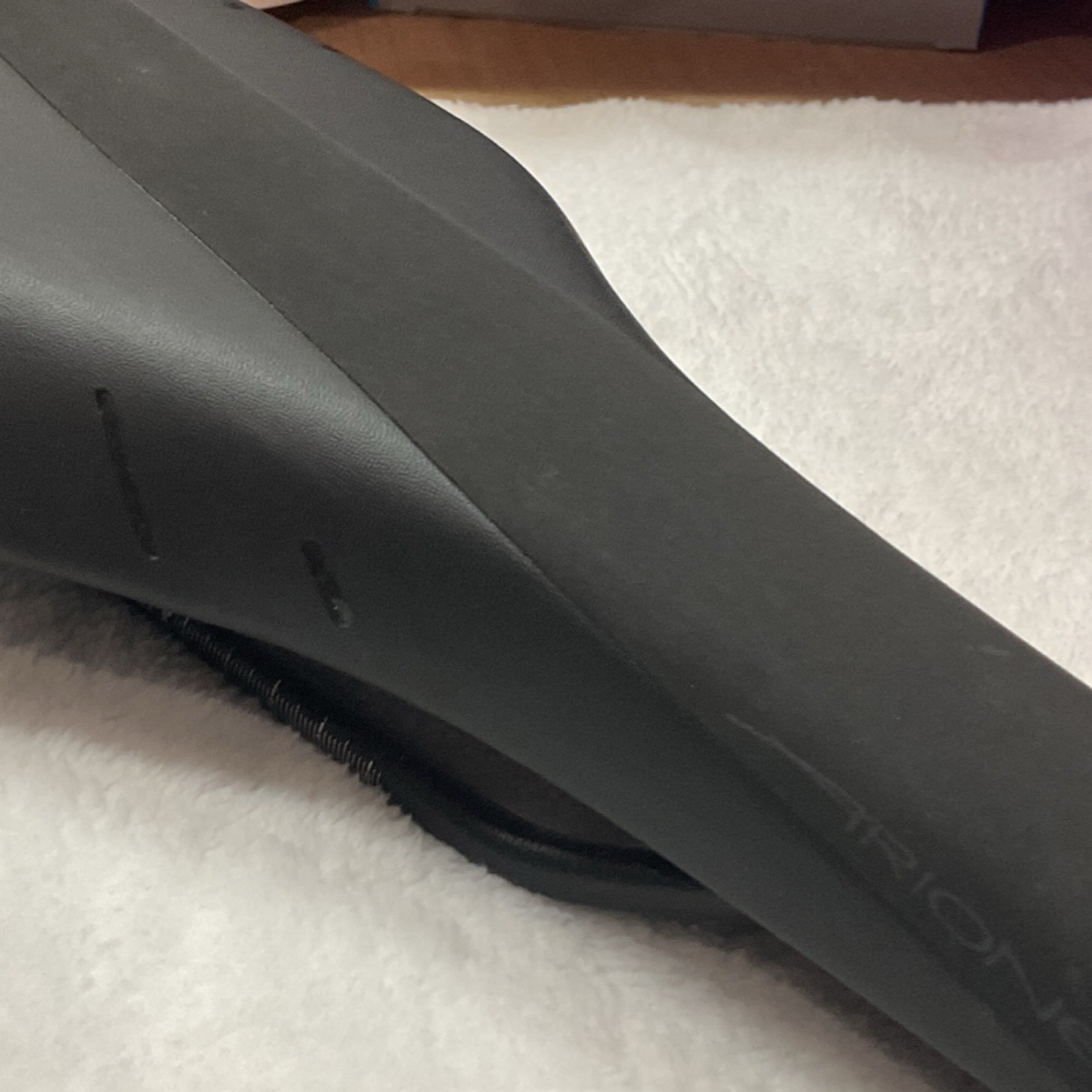 Fizik Arione R7 Black Racing Road Bike Saddle Synthetic Manganese Rails – Used