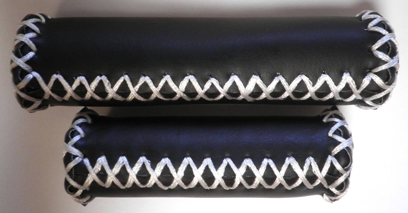 BLACK FAUX LEATHER W/ WHITE STITCHING FOAM BICYCLE OFF-SET GRIPS BIKE PARTS 355
