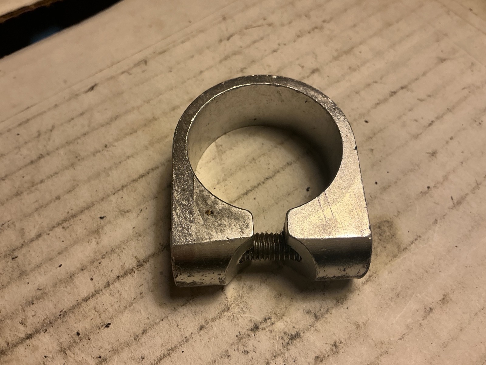 33mm seat clamp w/threaded bolt hole