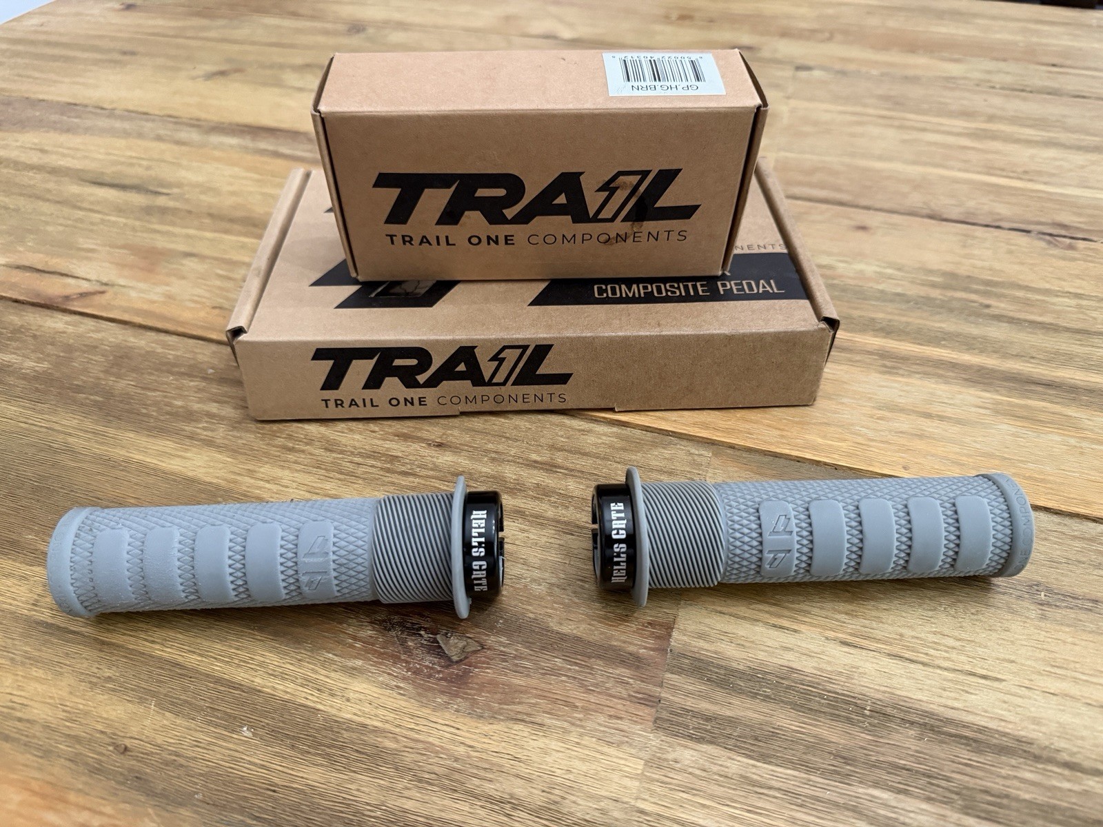 Trail 1 Component Mtb Vortex Flat Pedals & Hell’s Gate Grips. 2 Pair Plus Grips!