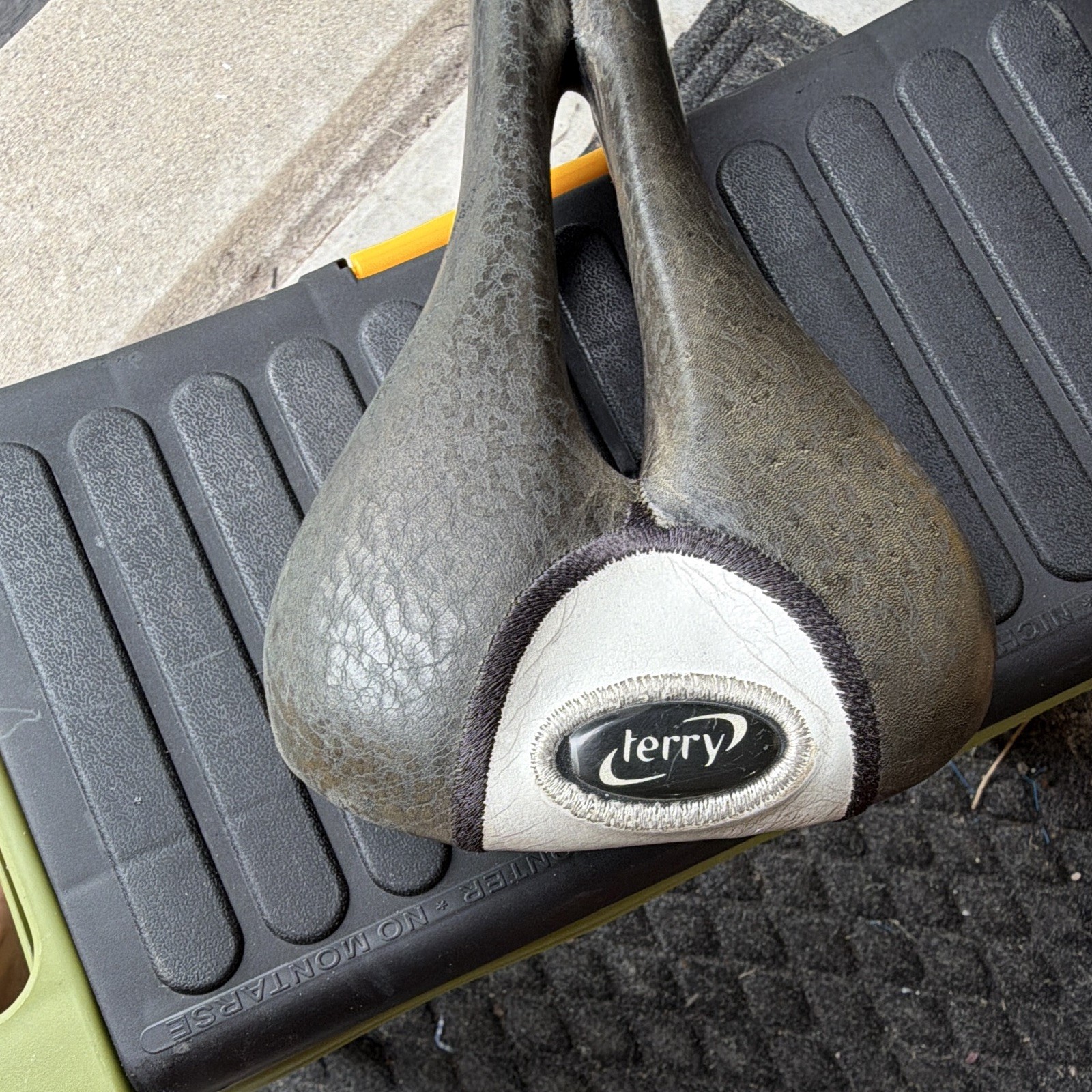 TERRY FLY ROAD BIKE SADDLE 8.7 Ounces 138 MM x 278 MM TITANIUM RAILS Padded