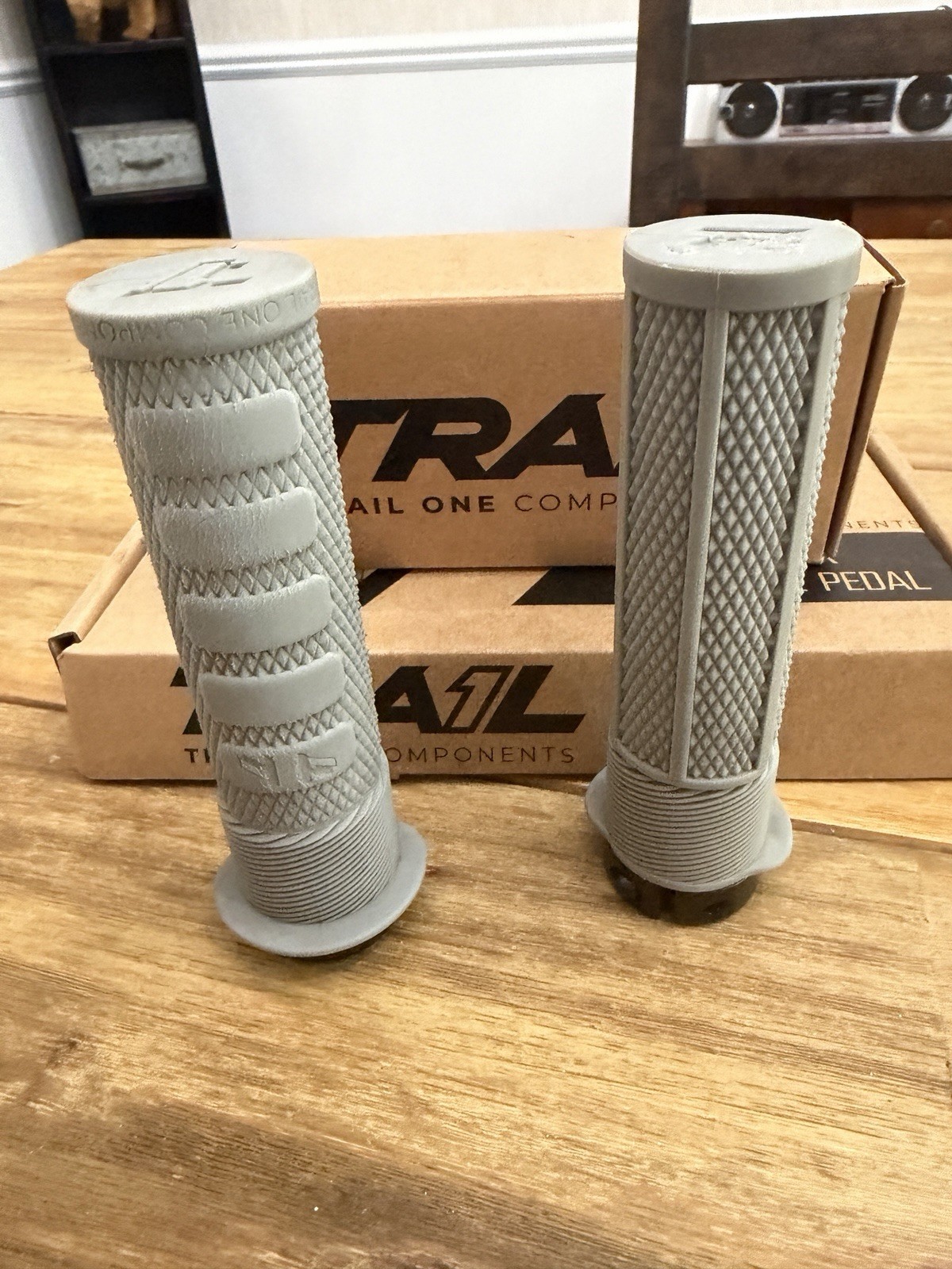 Trail 1 Component Mtb Vortex Flat Pedals & Hell’s Gate Grips. 2 Pair Plus Grips!