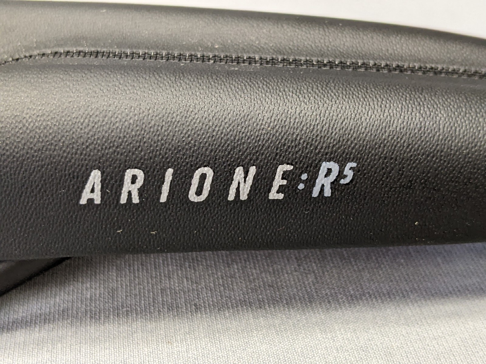 Fizik Arione R5 Open Large 142 mm Road Cycling Saddle, Matt Black