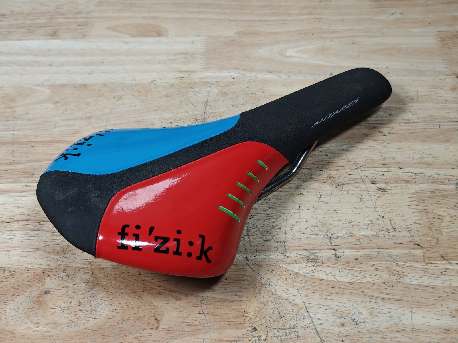 Fizik Antares R3 Saddle Blue/Red/Black Kium Titanium Rails 140mm x 275mm 200g