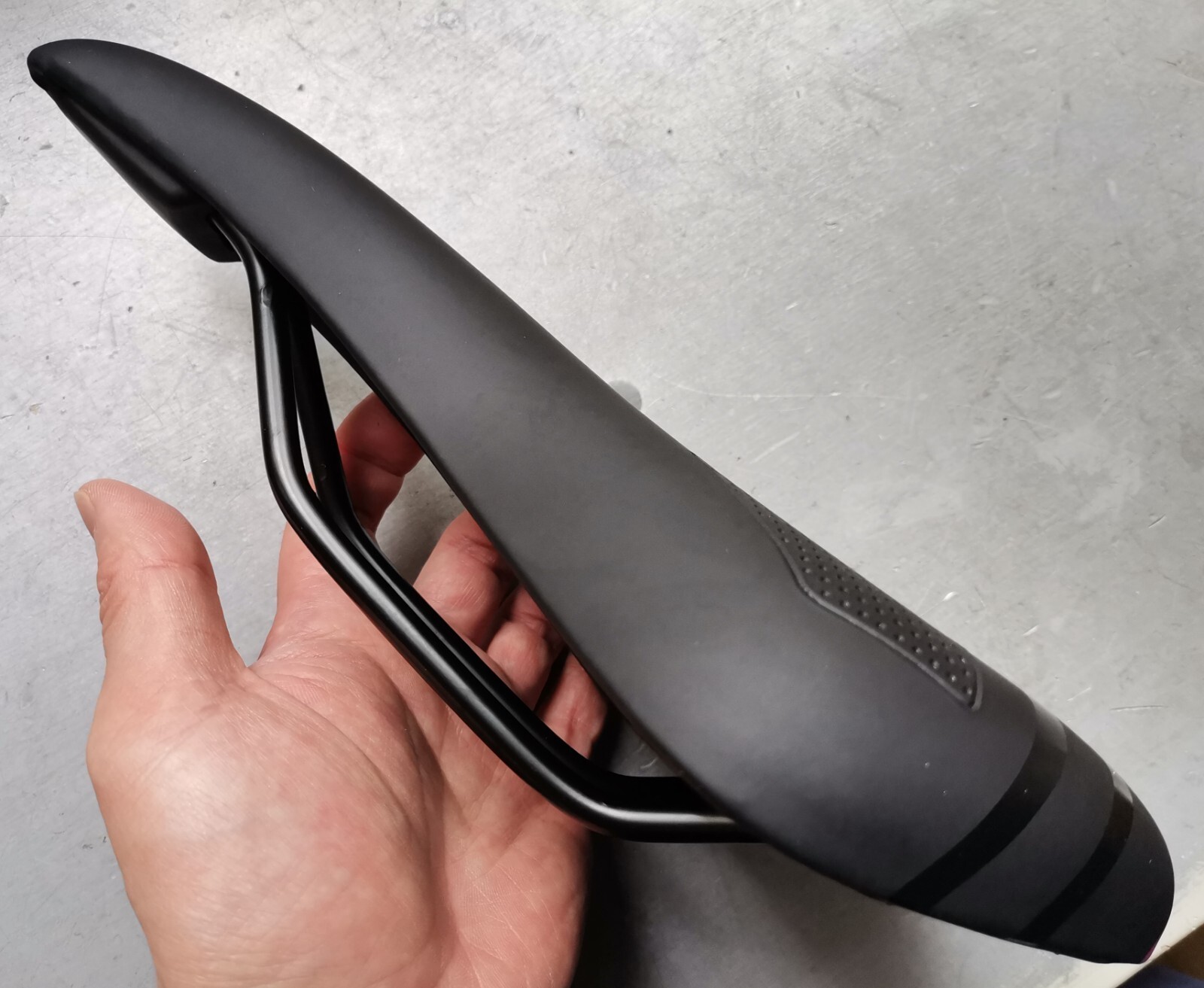 GIANT COMFORT GROOVE SADDLE SEAT MTB CITY TOURING BIKE BLACK-RED BY SELLE ROYAL