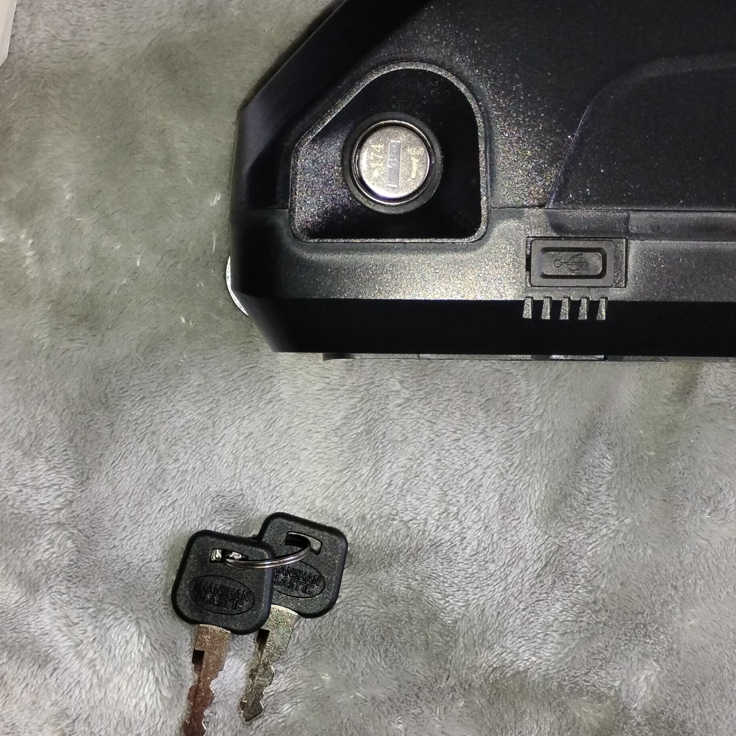 Hailong HB-48V-HC 48V 12.5Ah 600Wh Li-ion E-Bike Battery, Keys, Mount