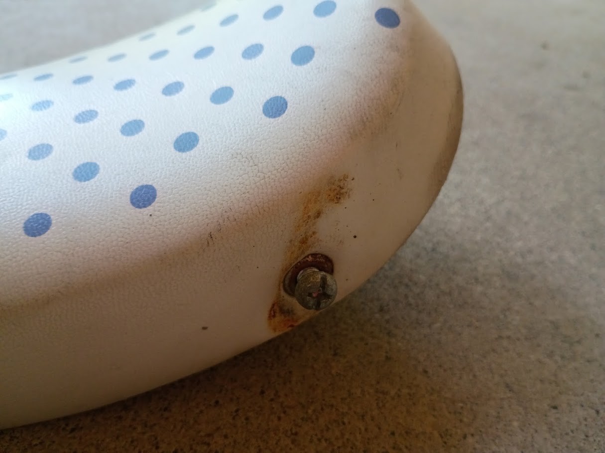 —1990s Viscount 2459 polka-dotted 14.5 inch banana style bicycle seat