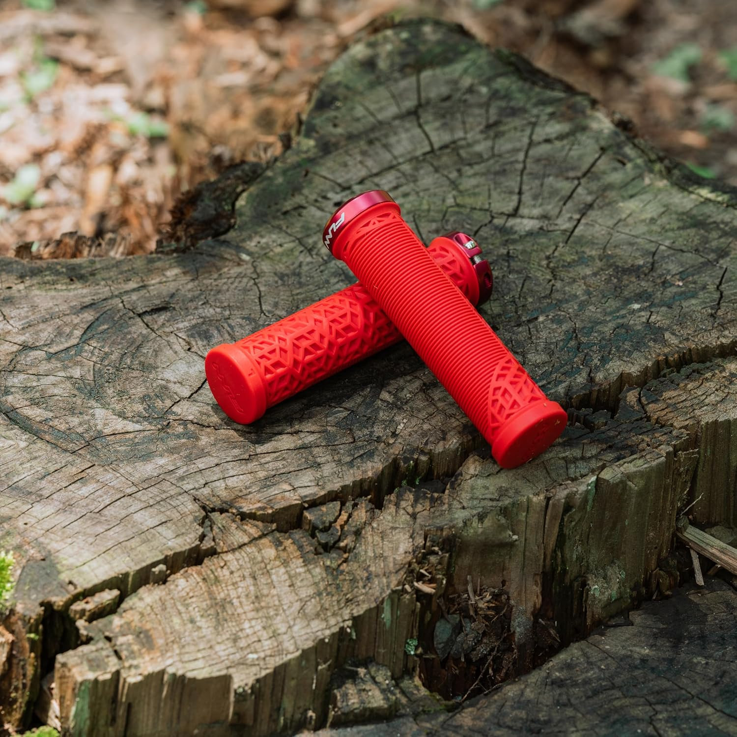 Hilt JR Mountain Bike Handlebar Grips with Single Lock on Clamp, Bicycle H