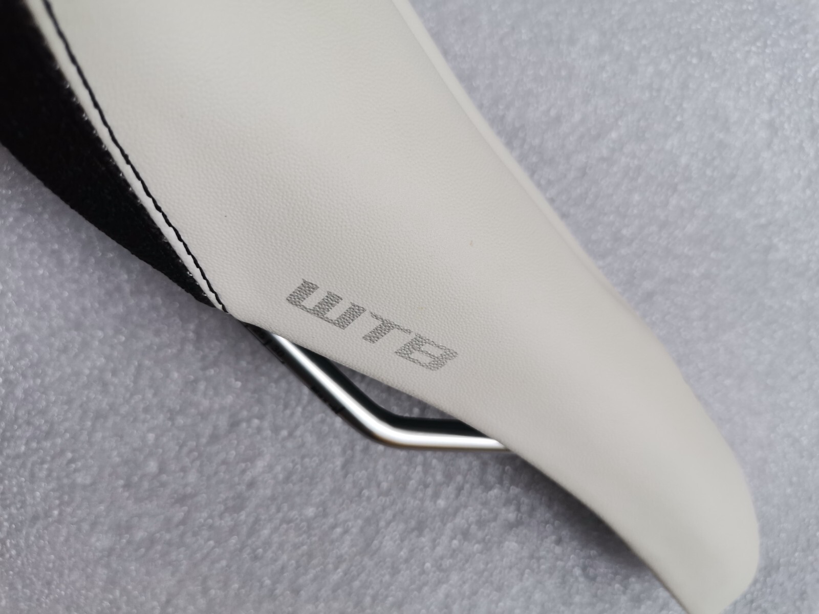 NEW WTB ROCKET V SADDLE SEAT MTB CITY BIKE WHITE 268mm x 130mm