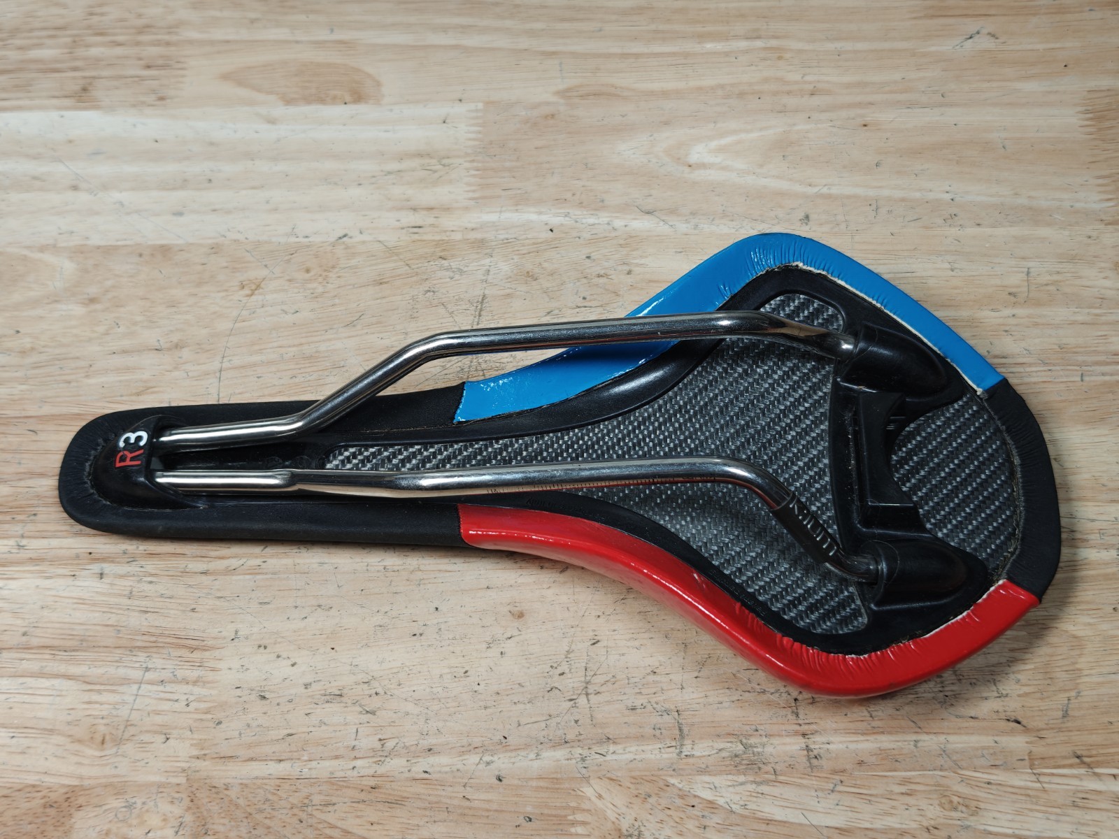 Fizik Antares R3 Saddle Blue/Red/Black Kium Titanium Rails 140mm x 275mm 200g