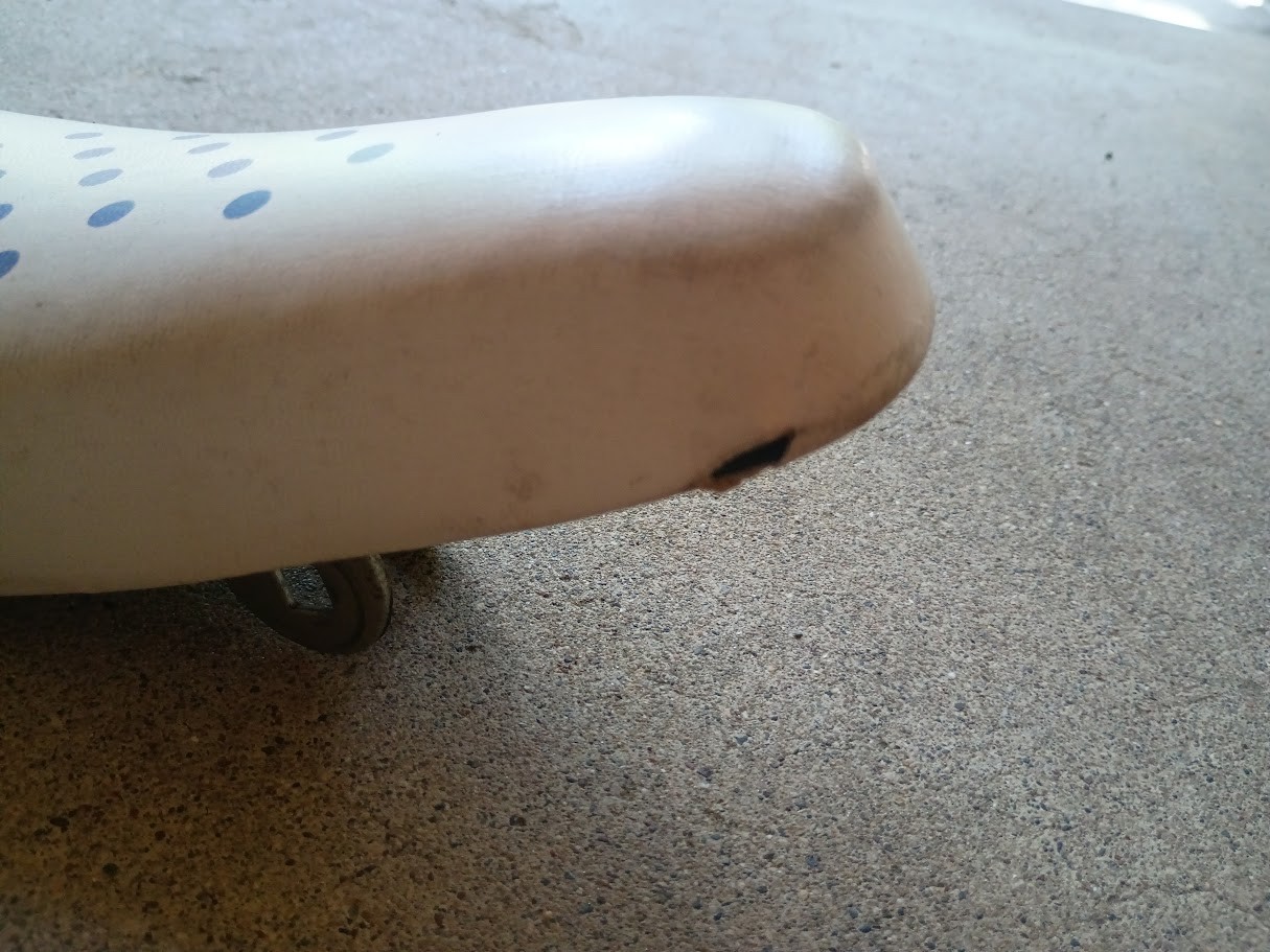 —1990s Viscount 2459 polka-dotted 14.5 inch banana style bicycle seat