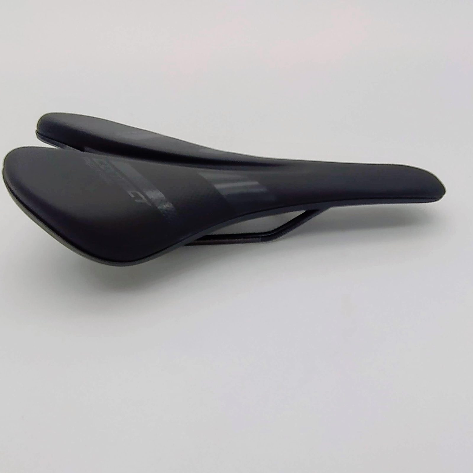 GIANT CONTACT NEUTRAL SADDLE 140 X 275MM Particle Flow For MTB ROAD Black