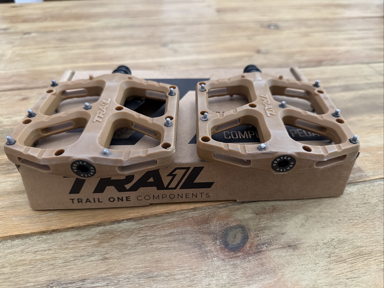 Trail 1 Component Mtb Vortex Flat Pedals & Hell’s Gate Grips. 2 Pair Plus Grips!
