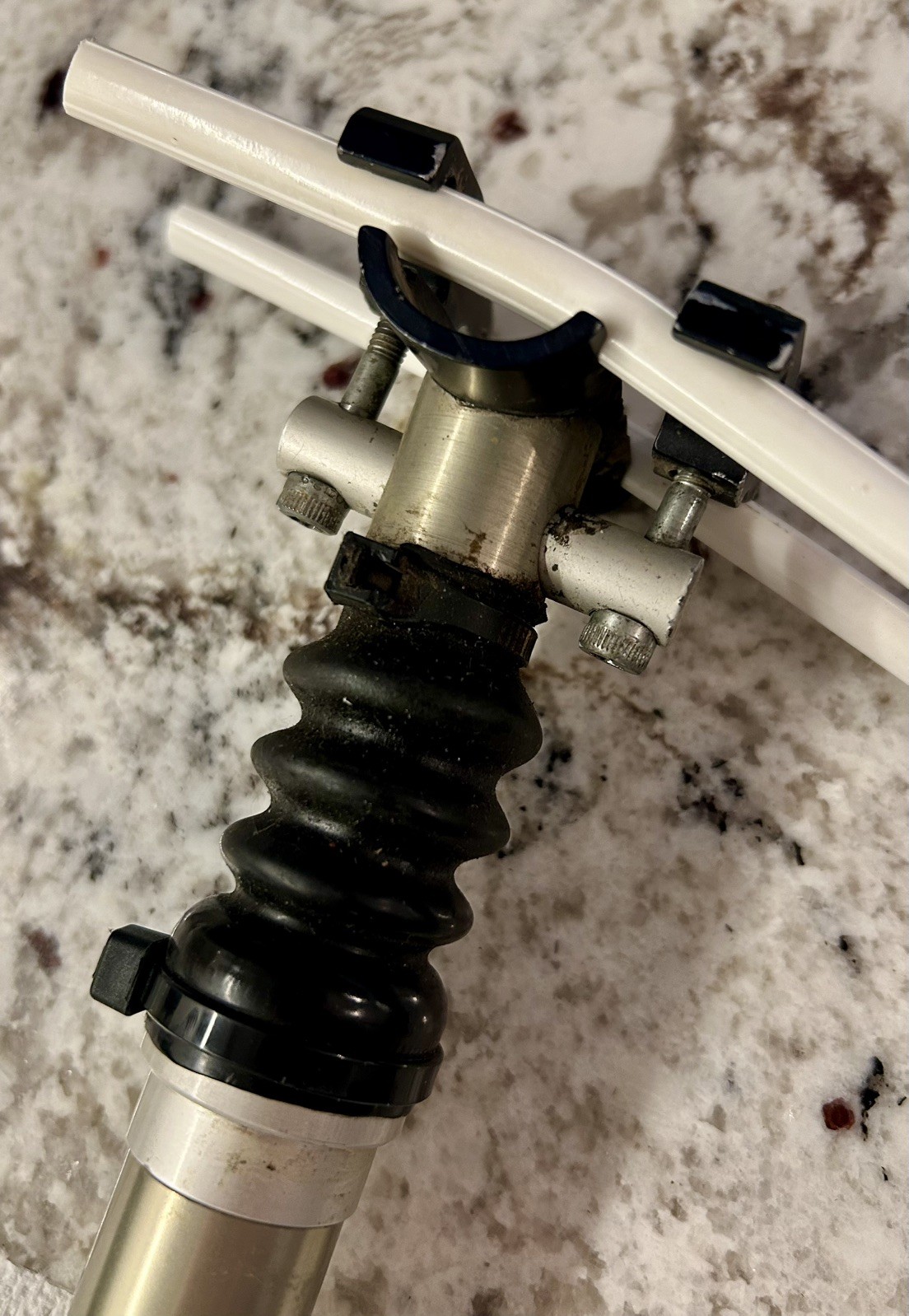 USE Suspension Mountain Bike Bike Seatpost 25/27.4 x 370mm Vintage (circa 1996)
